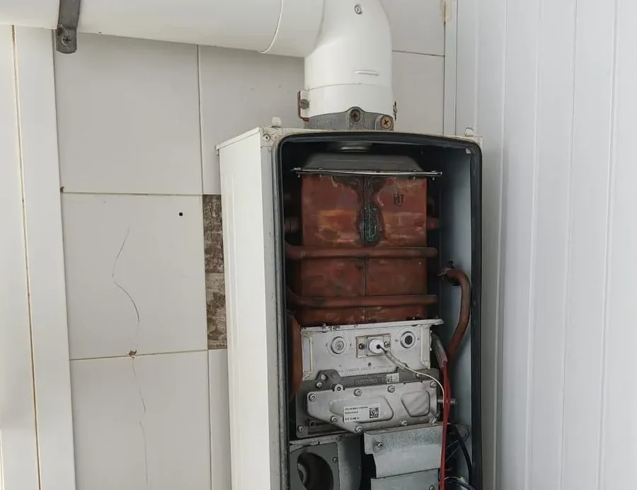 Calentador de gas abierto durante una reparación en Mallorca Calentador de gas abierto durante una reparación en Mallorca