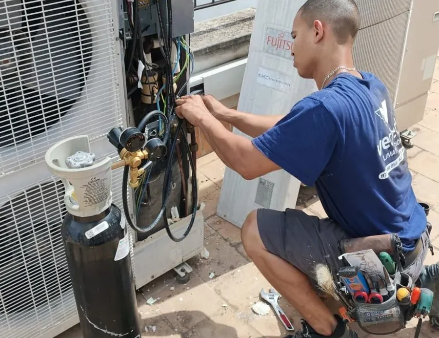 Técnico de We Check reparando una unidad exterior Fujitsu Técnico de We Check reparando una unidad exterior Fujitsu